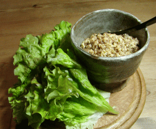 健康レシピ：肉味噌豆腐サニーレタス包み