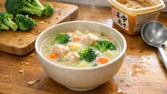 余ったクリームシチューが和風に変身：味噌を溶かすだけのほっとするリメイクスープ