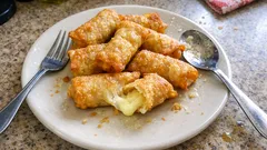 ワンタンの皮で簡単おつまみ：チーズ巻き揚げが外パリ中とろ〜り