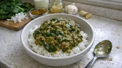 カレールーで手軽にサグカレー風：ほうれん草たっぷりの挽き肉カレー