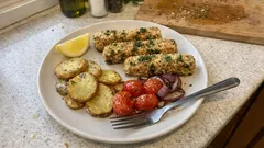 揚げないのにサクッと：天板ひとつで作るサーモンスティックと彩り野菜のオーブン焼き